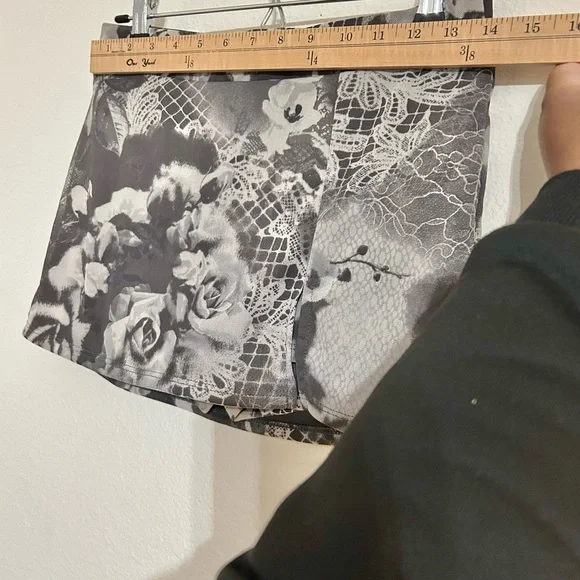 Urban Outfitters Grace Mesh Printed Micro Mini Skort Urban Outfitters - Picture 4 of 9